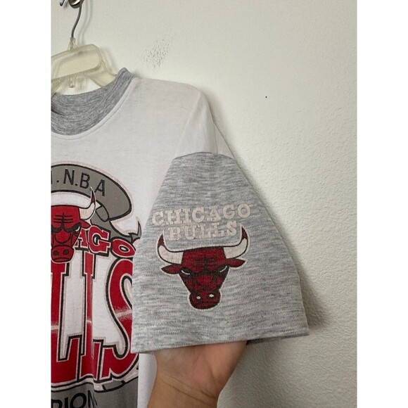 Vintage NBA Chicago Bulls Single Stitch Logo Shirt 1991 White Gray Men's Small - Picture 7 of 12